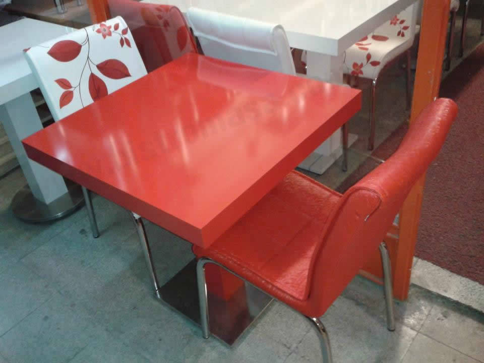 Kırmızı Cafe Masası