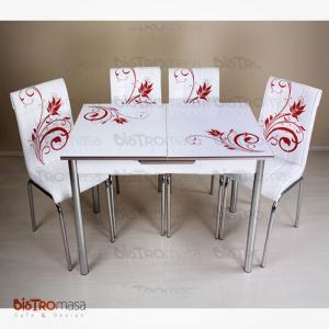 Kırmızı çiçekli mutfak masası