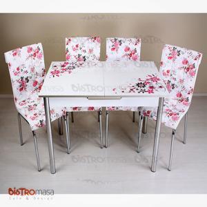 Pembe çiçekli mutfak masası